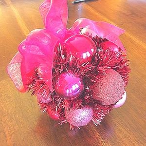 Pier 1 Pink & Red Christmas Ball Centerpiece with Bow! Excellent conditi…